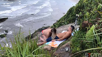 Casal e flagrado fazendo sexo na praia em sao paulo