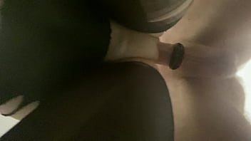 Рваная шлюха в рваных колготках дает раком