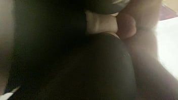 Рваная шлюха в рваных колготках дает раком