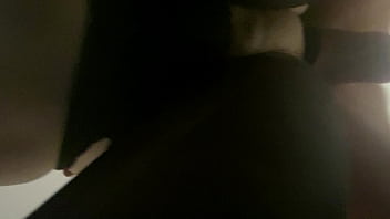 Рваная шлюха в рваных колготках дает раком