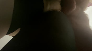 Рваная шлюха в рваных колготках дает раком