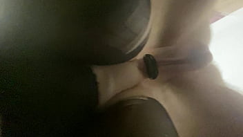 Рваная шлюха в рваных колготках дает раком