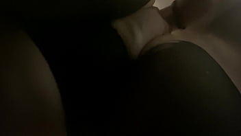 Рваная шлюха в рваных колготках дает раком