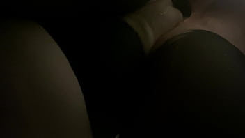 Рваная шлюха в рваных колготках дает раком