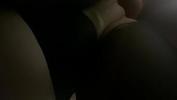 Рваная шлюха в рваных колготках дает раком