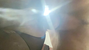 Рваная шлюха в рваных колготках дает раком