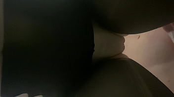 Рваная шлюха в рваных колготках дает раком