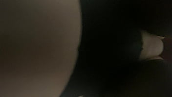 Рваная шлюха в рваных колготках дает раком