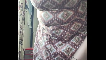 Vacuuminng while jiggling her tattas