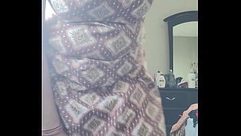 Vacuuminng while jiggling her tattas