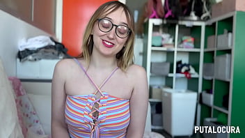 Putalocura teen española emejota cabalga la pequeña polla de torbe y lo traga todo