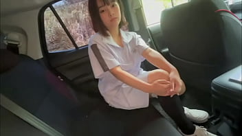 【彼女と車内で…】今日は溜まりに溜まった精子を車の中で出したいって彼女に言ったら私が抜いてあげると言われて…