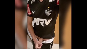 Mastubando Depois De Jogar Bola thumbnail