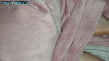 Madrasta madura acorda com pau duro do enteado e pensa que é o marido