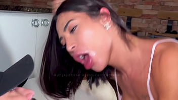 Ganhando leitada do marido no cu enquanto dividia uma buceta com ele