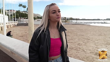 Nathalie et luth deux belles blondes s'amusent avec une bite