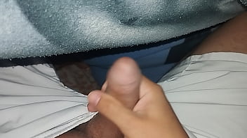 Me masturbo en la madrugada debajo de mi sabana