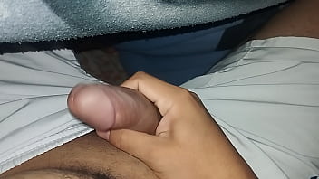Me masturbo en la madrugada debajo de mi sabana