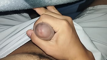 Me masturbo en la madrugada debajo de mi sabana
