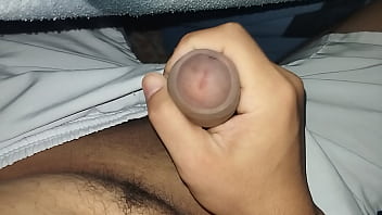 Me masturbo en la madrugada debajo de mi sabana