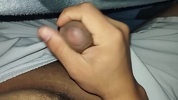 Me masturbo en la madrugada debajo de mi sabana