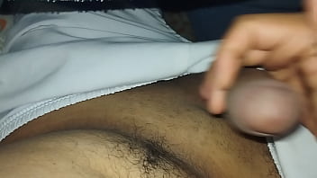 Me masturbo en la madrugada debajo de mi sabana