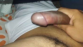 Me masturbo en la madrugada debajo de mi sabana
