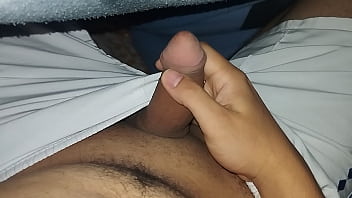 Me masturbo en la madrugada debajo de mi sabana