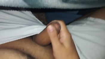 Me masturbo en la madrugada debajo de mi sabana