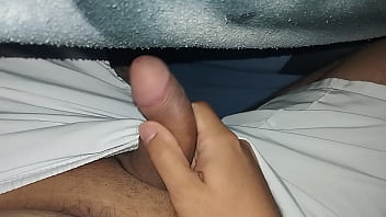 Me masturbo en la madrugada debajo de mi sabana