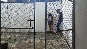 Mi vecino de 20 años me desea enamorar en el patio de la casa para llevarme a la cama a tener sexo