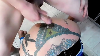 Que placer sentir los chorros de leche en mi culo