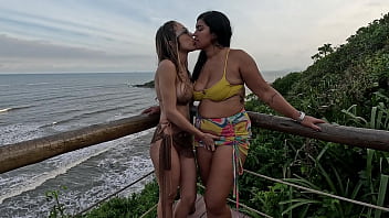 Putaria na priscila e nicoly duas safadas na praia para foder em público