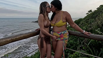 Putaria na priscila e nicoly duas safadas na praia para foder em público