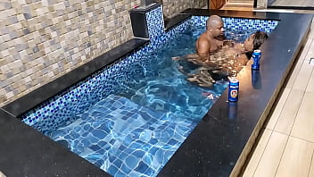Meia irmã é fudida dentro da piscina pelo seu meio irmão