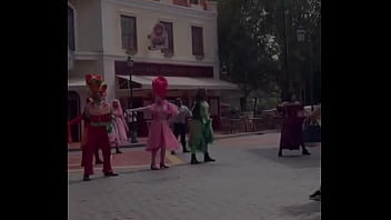 Patroa e eu comemorando o aniversário dela no hopi hari e secando a dançarina