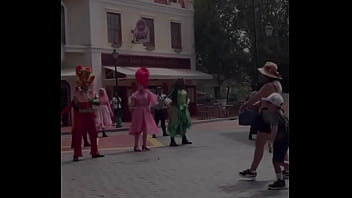 Patroa e eu comemorando o aniversário dela no hopi hari e secando a dançarina