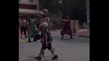 Patroa e eu comemorando o aniversário dela no hopi hari e secando a dançarina