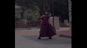 Patroa e eu comemorando o aniversário dela no hopi hari e secando a dançarina