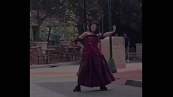 Patroa e eu comemorando o aniversário dela no hopi hari e secando a dançarina