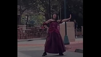 Patroa e eu comemorando o aniversário dela no hopi hari e secando a dançarina