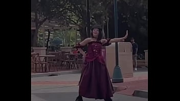 Patroa e eu comemorando o aniversário dela no hopi hari e secando a dançarina