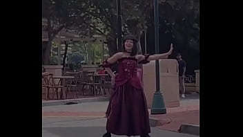 Patroa e eu comemorando o aniversário dela no hopi hari e secando a dançarina