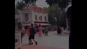 Patroa e eu comemorando o aniversário dela no hopi hari e secando a dançarina