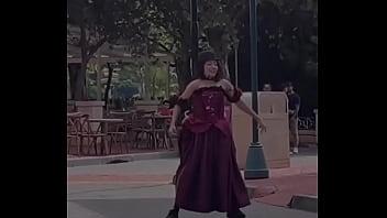 Patroa e eu comemorando o aniversário dela no hopi hari e secando a dançarina