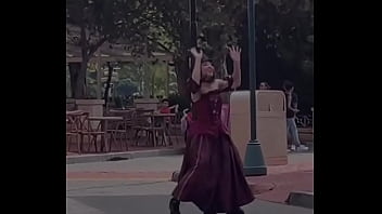 Patroa e eu comemorando o aniversário dela no hopi hari e secando a dançarina