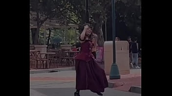 Patroa e eu comemorando o aniversário dela no hopi hari e secando a dançarina