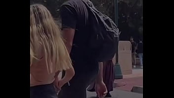 Patroa e eu comemorando o aniversário dela no hopi hari e secando a dançarina