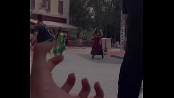 Patroa e eu comemorando o aniversário dela no hopi hari e secando a dançarina