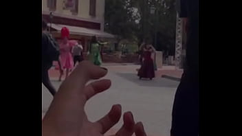 Patroa e eu comemorando o aniversário dela no hopi hari e secando a dançarina